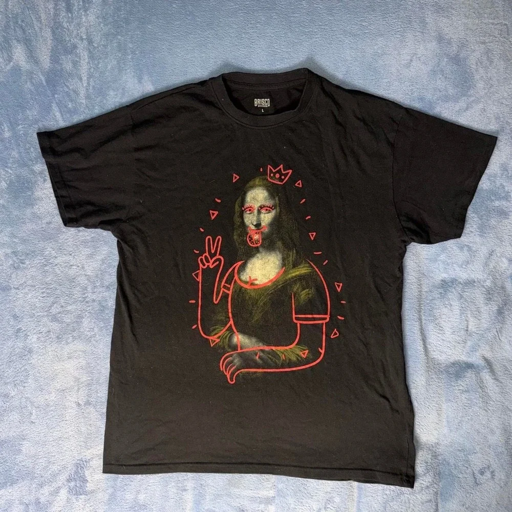 Black Briscoe tee with red outline of Mona Lisa